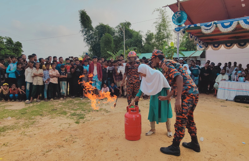 Rifa-is-using-a-fire-extinguisher-for-a-demonstration-session.jpg Rifa-is-using-a-fire-extinguisher-for-a-demonstration-session.jpg