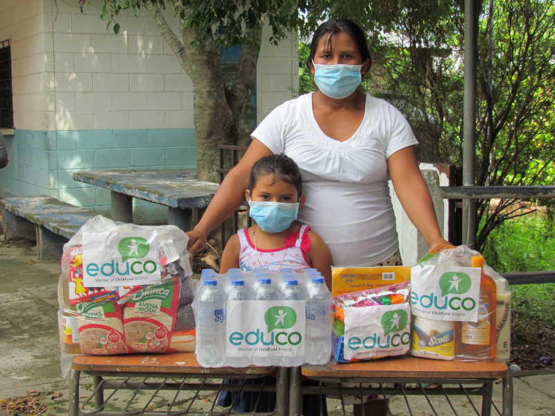 7-SALVADOR_2020Madre-e-hija-reciben-ayuda-emergencia-COVID.jpg 7-SALVADOR_2020Madre-e-hija-reciben-ayuda-emergencia-COVID.jpg