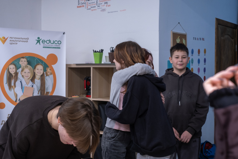 abrazo-ucrania-educo.jpg