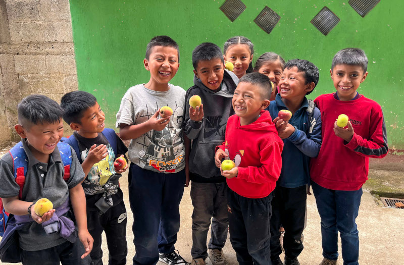 ninos-guate-fruta.jpg