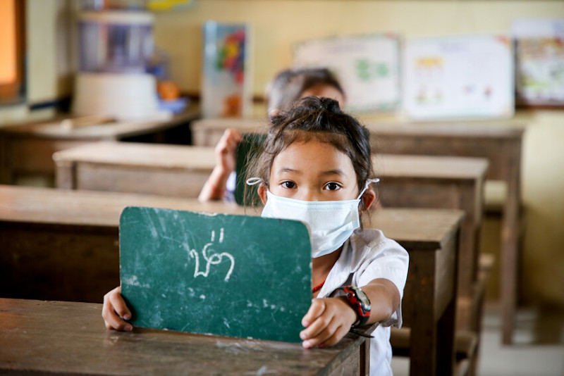 15-CAMBOYA_2020_nina-en-clase-con-las-precauciones-necesarias-durante-la-pandemia.jpg 15-CAMBOYA_2020_nina-en-clase-con-las-precauciones-necesarias-durante-la-pandemia.jpg