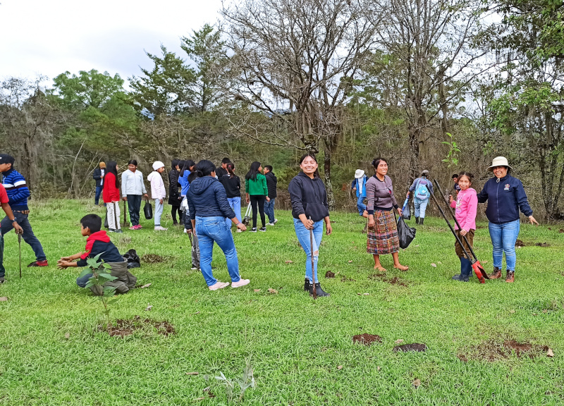 guate-reforestacion-grupo.jpg guate-reforestacion-grupo.jpg