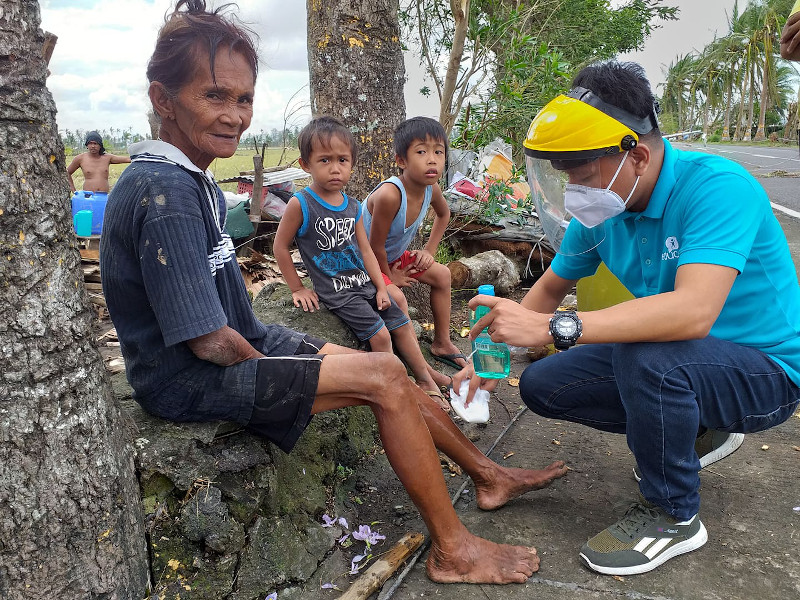 12-FILIPINAS_2020-Trabajador-de-Educo-atiende-a-una-persona-mayor-tras-el-tifon-Goni-durante-covid.jpg 12-FILIPINAS_2020-Trabajador-de-Educo-atiende-a-una-persona-mayor-tras-el-tifon-Goni-durante-covid.jpg
